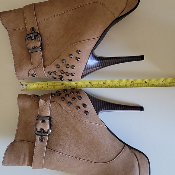 NWOT - LUICHINY w/so much detail Bootie - Picture 11 of 11